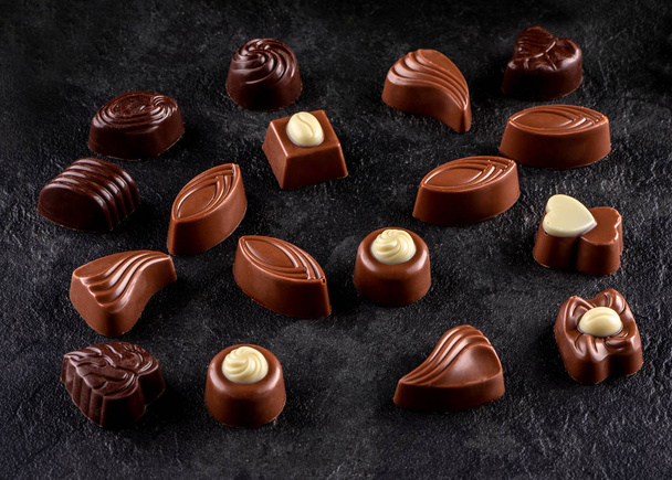 Pralinés de chocolate sobre fondo oscuro
 - Foto, imagen