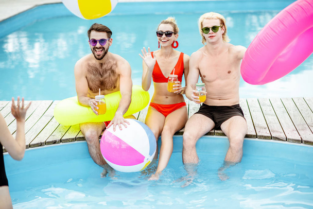 Amigos se divertindo na piscina
 - Foto, Imagem