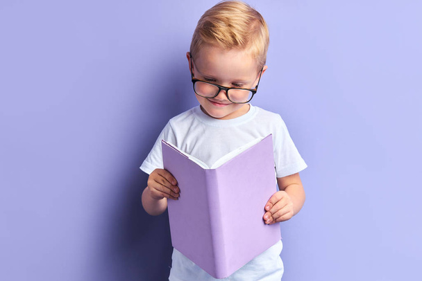 Έξυπνο παιδί ανάγνωση βιβλίο με ενδιαφέρον - Φωτογραφία, εικόνα
