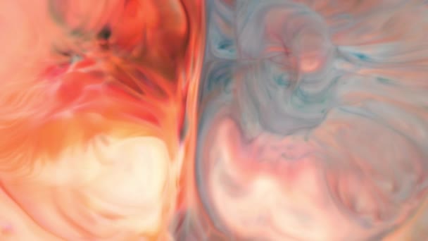 Inkt in het water. Teal en oranje inkt reageren in water creëren abstracte achtergrond. - Video