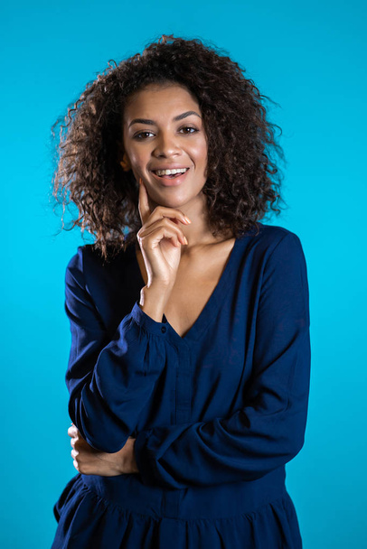 Atraktivní africká americká žena s afro vlasy v obchodním oblečení s úsměvem  - Fotografie, Obrázek