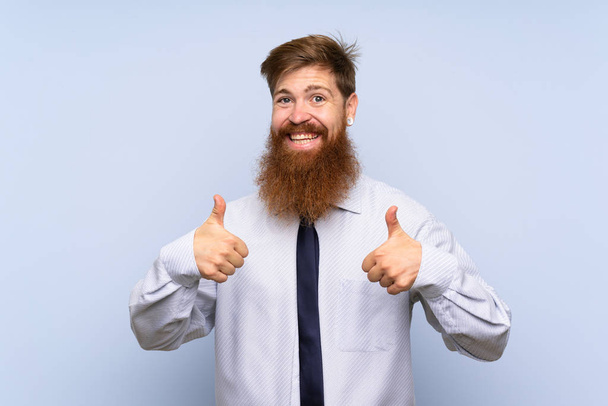 Üzletember hosszú szakállal elszigetelt háttér ad egy hüvelykujj fel gesztus - Fotó, kép