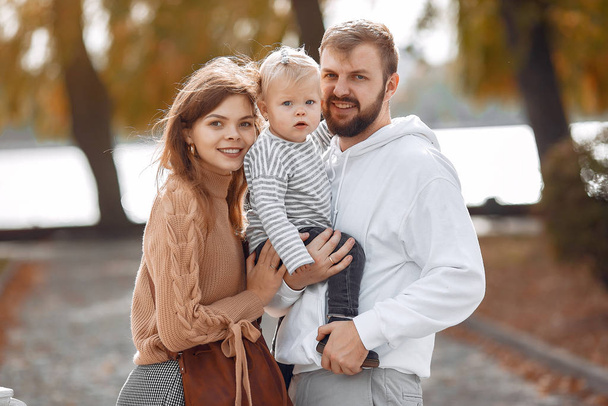 Familie mit kleiner Tochter im Herbstpark - Foto, Bild