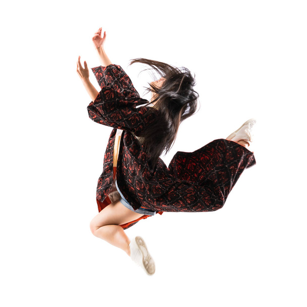Fiatal ázsiai táncos az elszigetelt fehér háttér - Fotó, kép