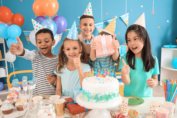Małe dzieci świętujące urodziny w domu - Zdjęcie, obraz