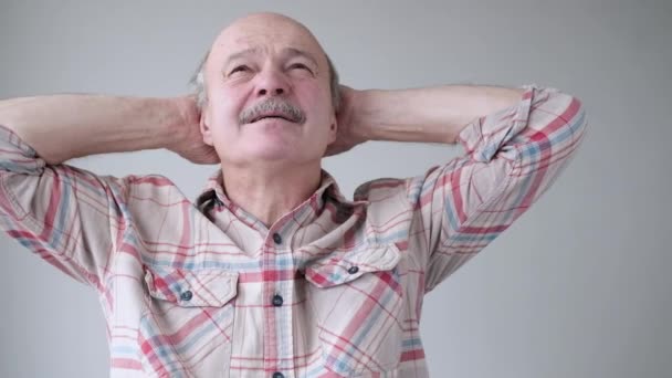 Senior ισπανόφωνος άνθρωπος στον πόνο με το λαιμό και το κεφάλι. - Πλάνα, βίντεο