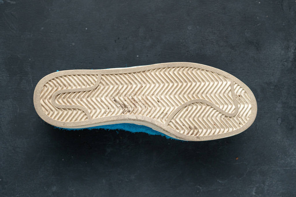 sucia y polvorienta zapatilla de deporte usada suela, la parte inferior
 - Foto, Imagen
