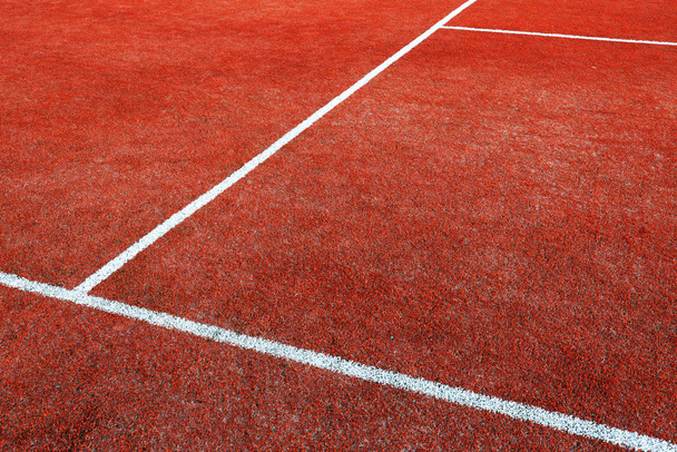 Část prázdného použitého červeného tenisového kurtu povrch hřiště s bílými liniemi detailní up - Fotografie, Obrázek