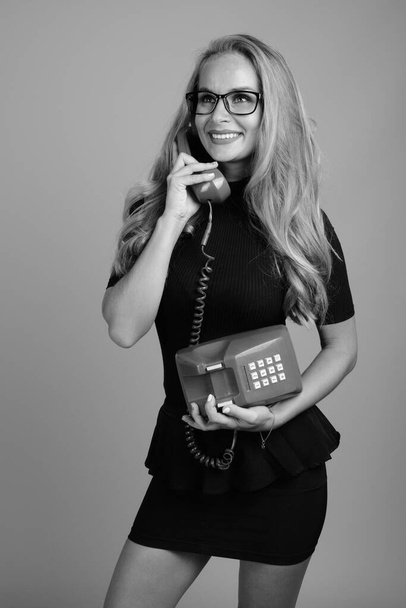 Молода красива бізнес-леді з окулярами в чорно-білому
 - Фото, зображення