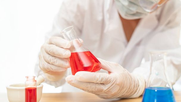 Sangre en un frasco de vidrio en un frasco de laboratorio en aislado blanco
  - Foto, Imagen