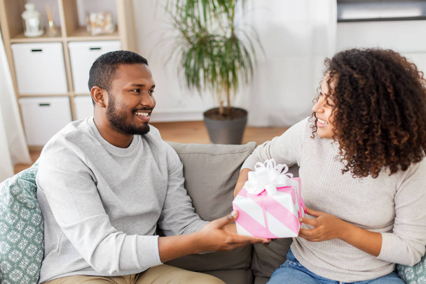 happy couple with gift at home - Photo, Image