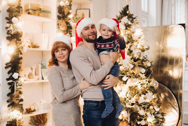 Famille heureuse avec enfant célébrant le Nouvel An ensemble
. - Photo, image