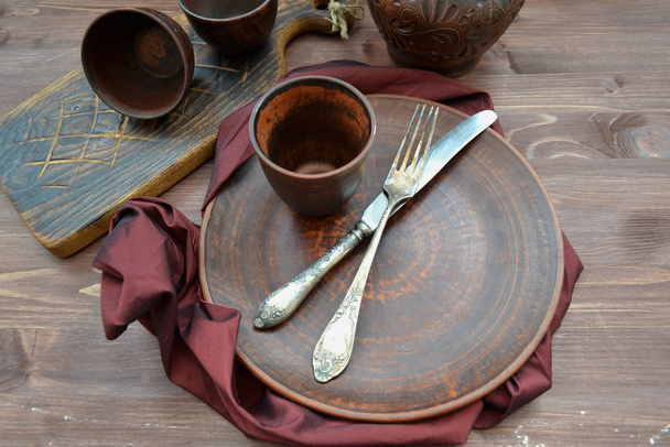 Brown  ceramic dishware and wooden objets in russian style flat view - Foto, afbeelding