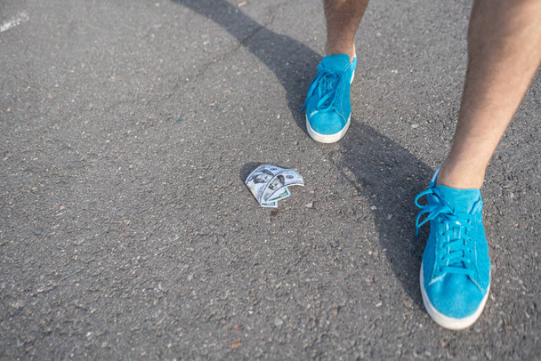 osoba najít papírové peníze ztratil a upustil na asfaltu zemi venku - Fotografie, Obrázek
