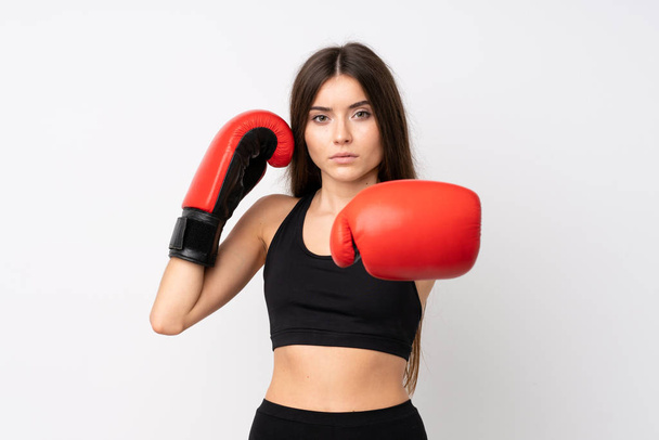 Mujer deportiva joven sobre fondo blanco aislado con guantes de boxeo - Foto, imagen