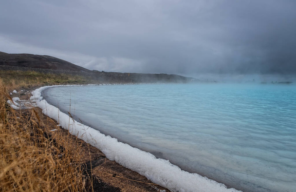 Блакитне озеро. Геотермальний регіон Хверир в Ісландії поблизу озера Міватн, Ісландія, Європа. Вересень 2019 - Фото, зображення