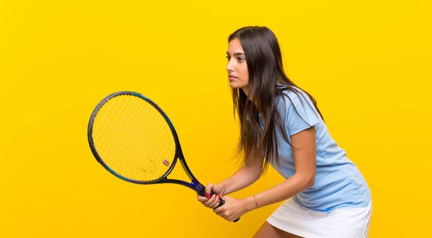Młoda tenisistka kobieta na białym, żółtym ścianie - Zdjęcie, obraz
