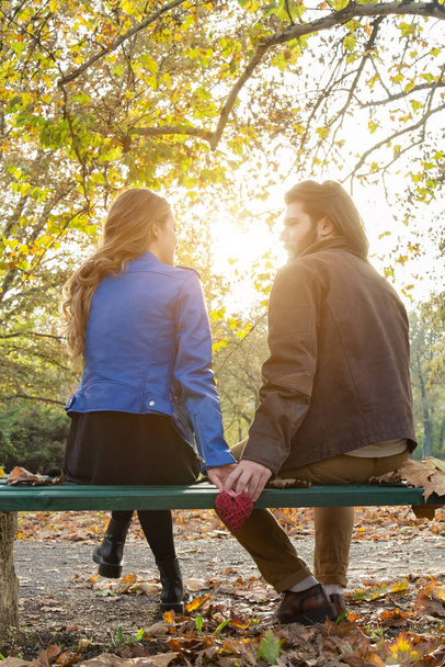 Para w parku ciesząca się miłym jesiennym czasem. - Zdjęcie, obraz