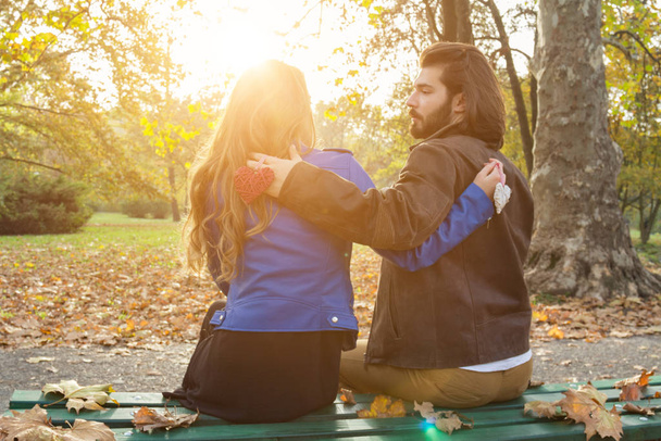 Para w parku ciesząca się miłym jesiennym czasem. - Zdjęcie, obraz