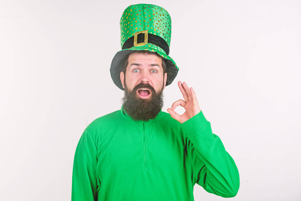 I am ok and you. Hipster in leprechaun hat and costume gesturing ok sign. Happy saint patricks day. Irish man with beard wearing green. Bearded man celebrating saint patricks day - Foto, Bild