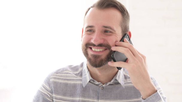 Homem feliz conversando no telefone para o trabalho
 - Foto, Imagem