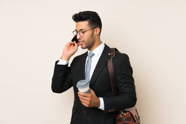 Молодий красивий бізнесмен тримає каву, щоб взяти на себе ізольований фон
 - Фото, зображення