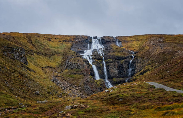 Rjukandin putous, Islanti. Syyskuu 2019. pilvinen päivä
. - Valokuva, kuva
