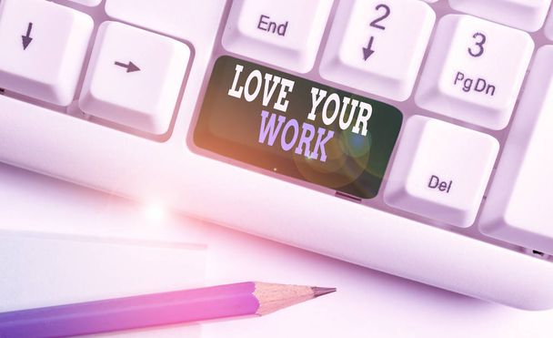 Znak tekstowy pokazujący Love Your Work. Conceptual photo Make things that motivate yourself Passion for a job Biała klawiatura PC z pustym papierem notatkowym powyżej białego klawisza tła przestrzeń kopiowania. - Zdjęcie, obraz