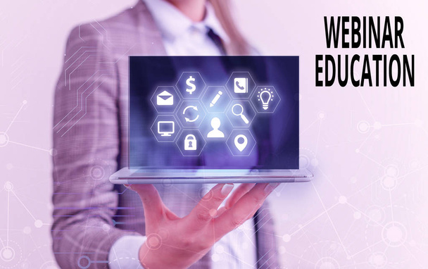 Πινακίδα κειμένου που δείχνει Webinar Εκπαίδευση. Εννοιολογική φωτογράφηση online συνάντηση ή παρουσίαση που πραγματοποιείται μέσω του Διαδικτύου. - Φωτογραφία, εικόνα