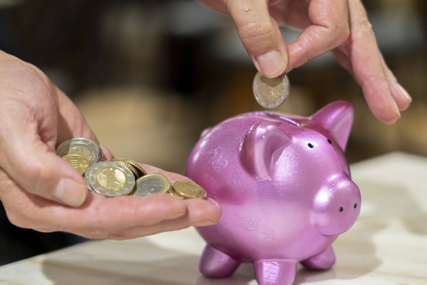 Geld sparen in einem Sparschwein - Foto, Bild