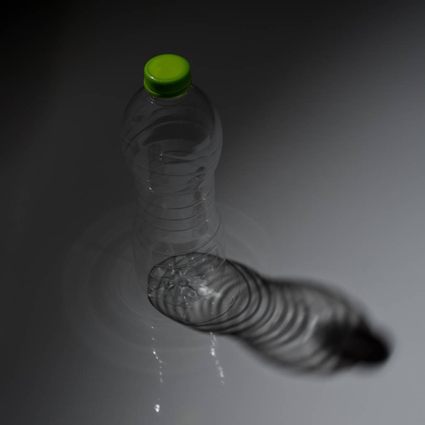 Bouteille vide en plastique PET avec ombre sur la table
 - Photo, image