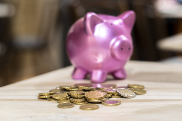 Свинячий банк і стопки грошових монет
 - Фото, зображення