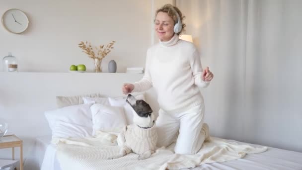 Pregnant Woman Dancing And Playing With Dog At Home - Séquence, vidéo
