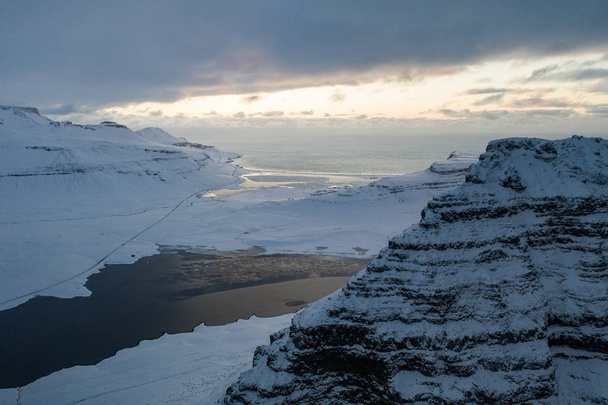 Αεροφωτογραφία του χιονισμένου όρους Kirkjufell στις αρχές της άνοιξης στην Ισλανδία. - Φωτογραφία, εικόνα