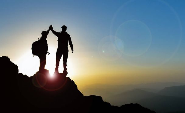 onnellinen kaksi kiipeilijää saavutuksia huippu vuorilla
 - Valokuva, kuva