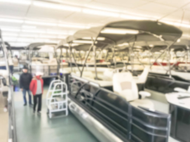 Bulanık arka plan müşterisi Amerika 'daki büyük kapalı sergi salonunda tekneyi gösteriyor. - Fotoğraf, Görsel