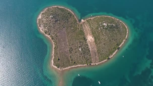 Isla en forma de corazón de Galesnjak, vista aérea, región de Dalmacia de Croacia
 - Metraje, vídeo