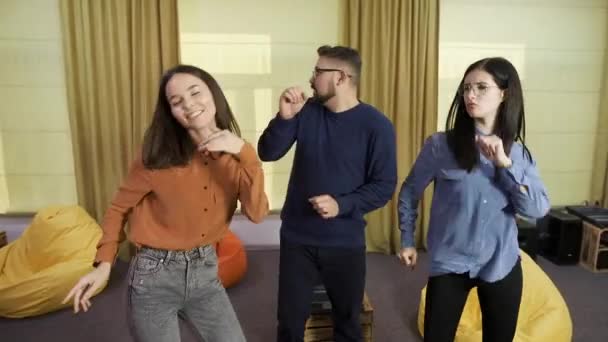 vidám csapat táncol a partin a modern coworking lassított felvételen - Felvétel, videó