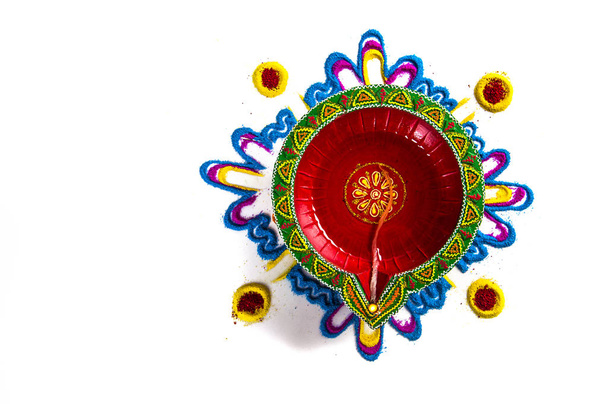 Η λάμπα Κλέι θα ανάψει κατά τη διάρκεια του φεστιβάλ. Κλέι αντία στο Ράνγκόλι. Happy Diali ευχετήριες κάρτες Design, Ινδικό ινδουιστικό Φεστιβάλ φώτων που ονομάζεται Ντιάλι. - Φωτογραφία, εικόνα