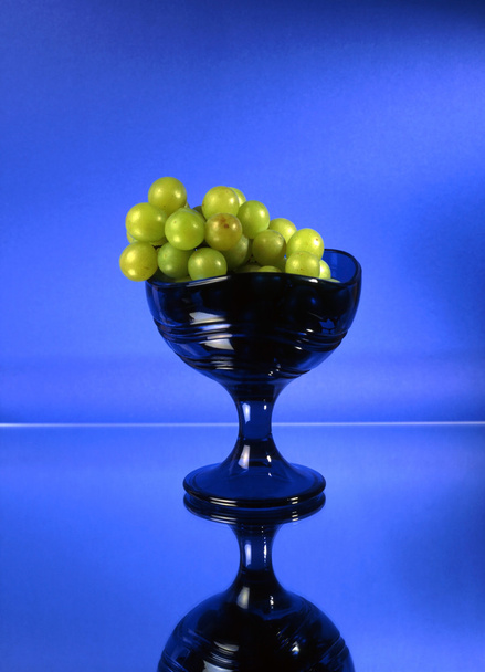 zielony winogron w szklanej misce - Zdjęcie, obraz