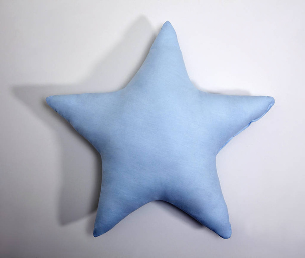 Poduszka, poduszka dla dziecka. Poduszka w kształcie gwiazdy. Na białym tle - Zdjęcie, obraz