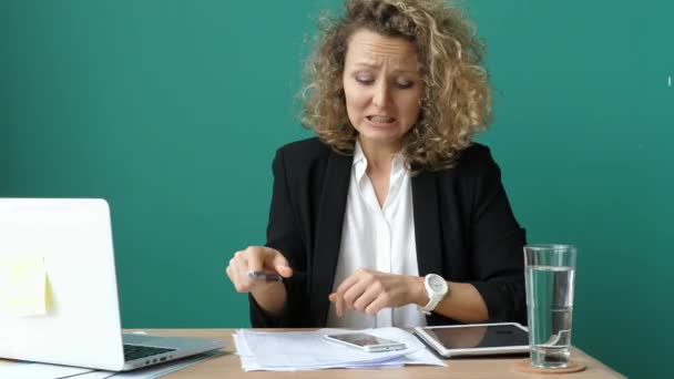 Louco estressado mulher de negócios com laptop vai louco no escritório
 - Filmagem, Vídeo