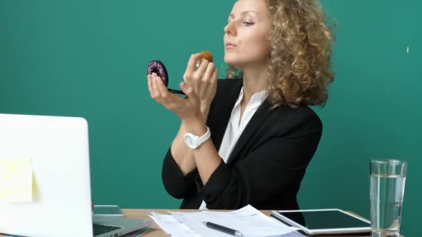 Hermosa mujer de negocios poniéndose maquillaje en la oficina
 - Metraje, vídeo