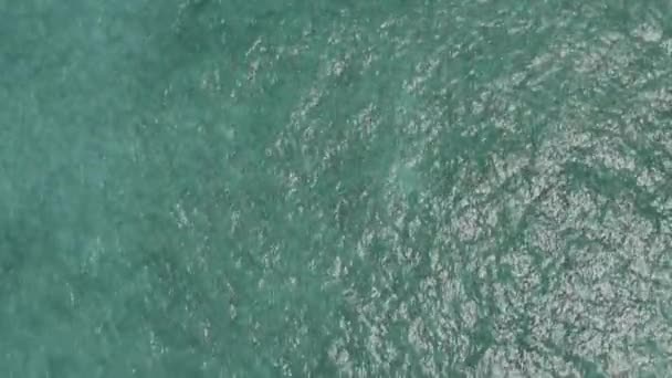 Volando sobre la superficie del océano en el día soleado cerca de Grand Turk en el Caribe
 - Imágenes, Vídeo