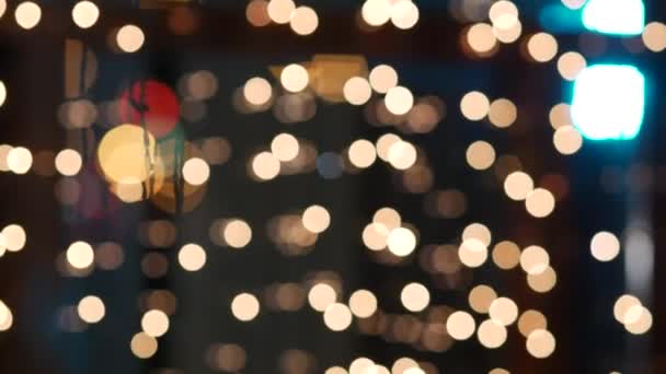Borroso bokeh luces de vacaciones de fondo. Guirnalda de bombillas led miniatura balanceo
 - Imágenes, Vídeo