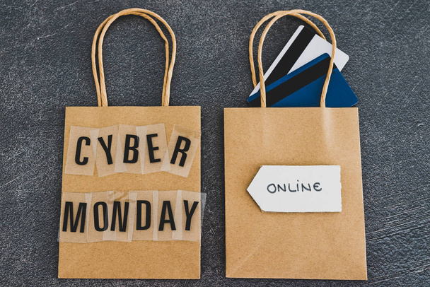 cyber lunedì shopping bag accanto a un altro vuoto con pagamento
 - Foto, immagini