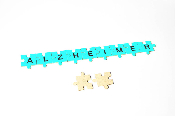 Enfermedad de Alzheimer, la palabra Alzheimer se compone de rompecabezas de amarillo, azul
 - Foto, Imagen