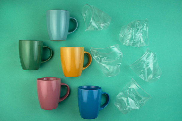Concepto ecológico detener la contaminación plástica. Residuos plásticos. Patrón de tazas de cerámica y vasos de plástico
. - Foto, Imagen