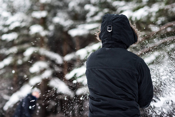 Jeunes amis heureux qui aiment lancer des boules de neige, s'amuser dans une montagne enneigée
. - Photo, image