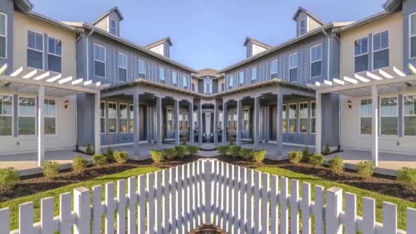 Remix conceitual de reflexão vertical Townhouse com quintal e cerca branca em Daybreak
 - Filmagem, Vídeo